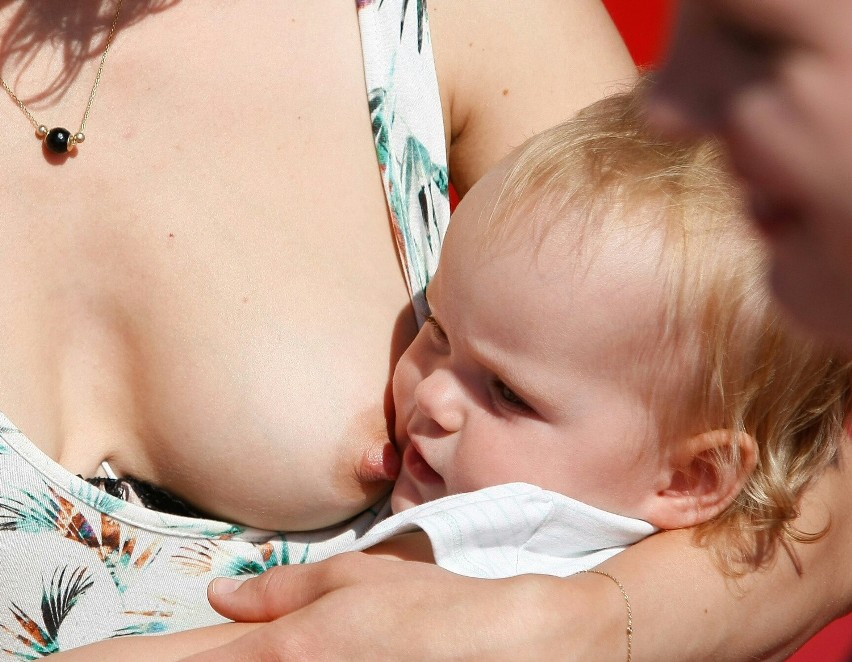 Karmienie piersią w Manufakturze. Łodzianki promują publiczne karmienie niemowląt [ZDJĘCIA]