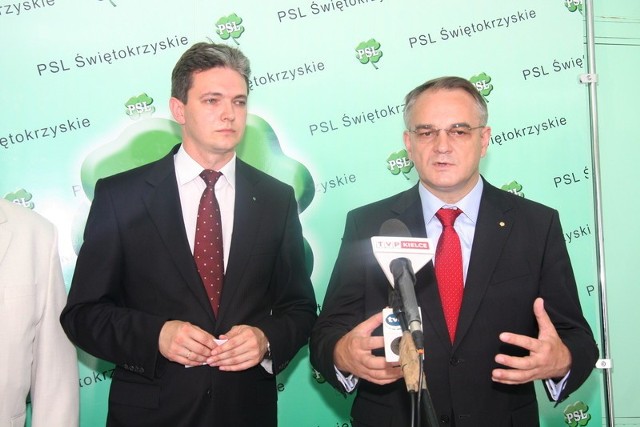 Wicepremier Waldemar Pawlak i marszałek Adam Jarubas na konferencji prasowej w Kielcach