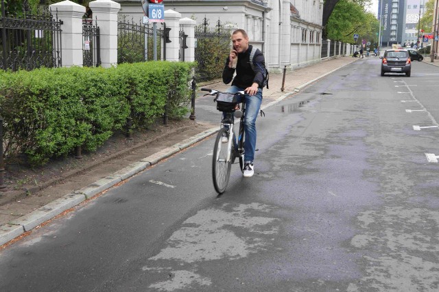 Sierżanty rowerowe na ulicy Skorupki są już prawie niewidoczne. Kierowcy bywają obecnością rowerzystów zaskoczeni