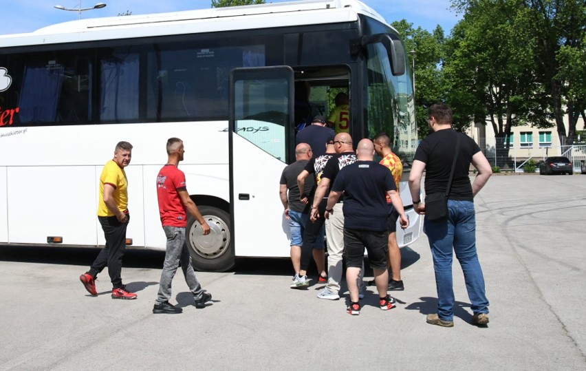Kibice Korony Kielce wyjechali na mecz do Poznania. Kilkaset osób będzie wspierać zespół w meczu z Lechem decydującym o utrzymaniu