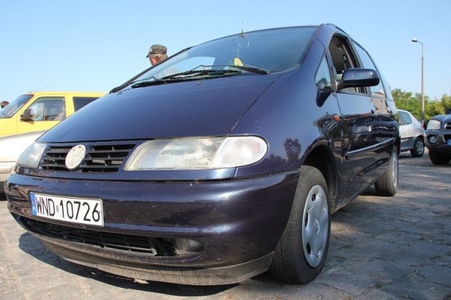 VW Sharan, 1998 r., 1,9 TDI, klimatyzacja, elektryczne szyby i lusterka, 8 tys. 700 zł;