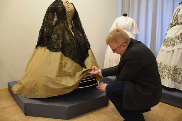 Zajrzeć pod spódnicę sprzed wieku? Dr Tomasz Andrzejewski pokazał nam konstrukcję dawnych sukien