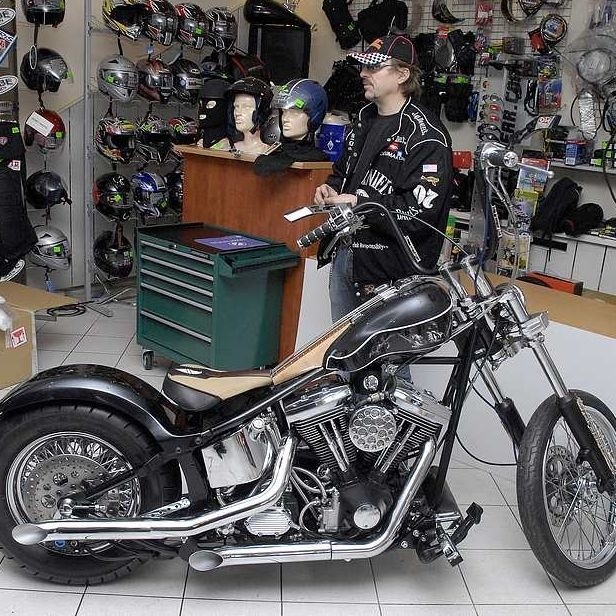 Mr Blues - tak nazywa sie najoryginalniejszy Harley Davidson w Polsce. Motor w ksztalcie instrumentów muzycznych wyszedl spod reki Roberta Sakowicza ze Slupska.