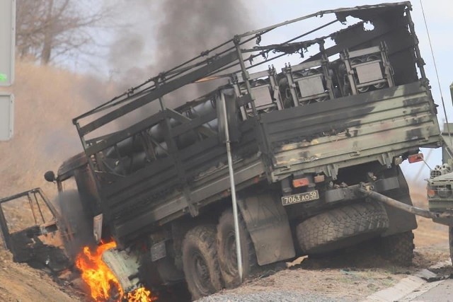 Jeden ze zniszczonych samochodów rosyjskiego wojska