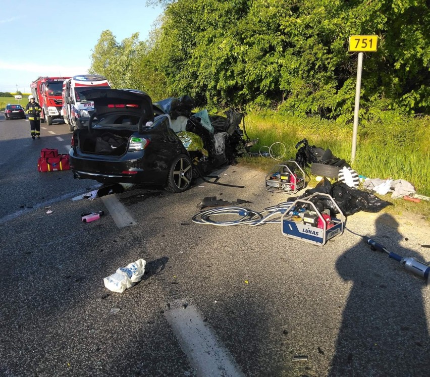 Wypadek na drodze wojewódzkiej. Śmiertelne zderzenie w Dobruchnie w gminie Waśniów. Nie żyje kierowca bmw. Droga jest zablokowana