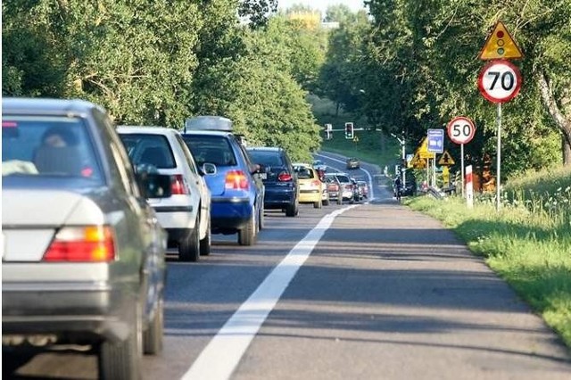 Na trasie Słupsk-Ustka w upalne dni tworzą się korki, to przez włączoną sygnalizację świetlną na skrzyżowaniu ul. Portowej i Handlowej.