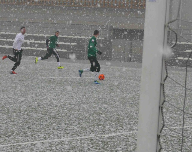 W trudnych warunkach pogodowych, przy ciągle padającym śniegu odbył się mecz Radomiaka z Olimpią. Krzysztof Filipek (w białej koszulce) strzelec trzeciego gola dla radomskiej drużyny.