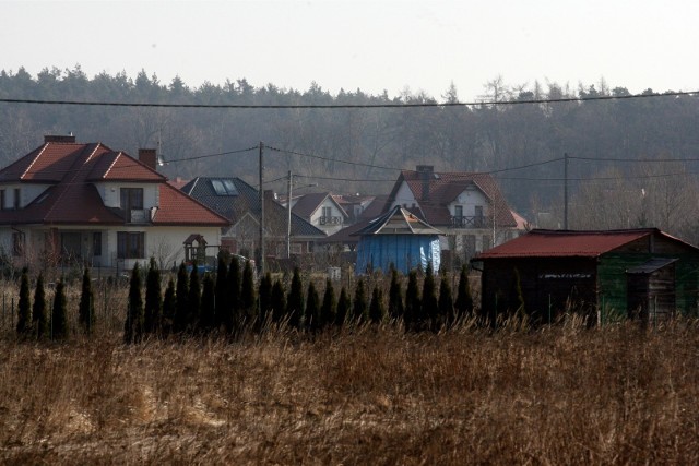 Coraz więcej osób przeprowadza się z miasta na wieś, chcąc zamieszkać w cichej, spokojniej okolicy. Z serwisu ogłoszeniowego gratka.pl wybraliśmy kilkanaście atrakcyjnych ofert nieruchomości na sprzedaż w wioskach położonych blisko Wrocławia, z dobrym dojazdem do miasta. Zobaczcie zdjęcia, informacje o położeniu i ceny działek na kolejnych slajdach