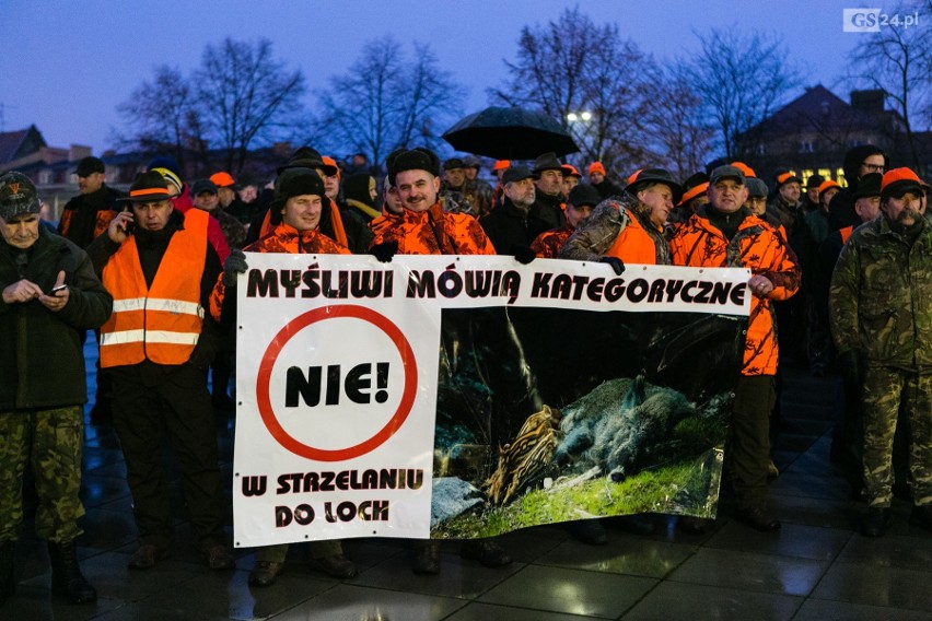 Szczecinianie protestują przeciw odstrzałowi dzików. "To barbarzyńskie rozporządzenie!" [ZDJĘCIA, WIDEO]