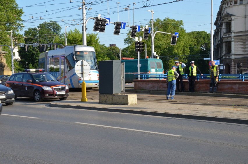 Wrocław: Korek tramwajowy wzdłuż Legnickiej. Powód to awaria zwrotnicy (FOTO)