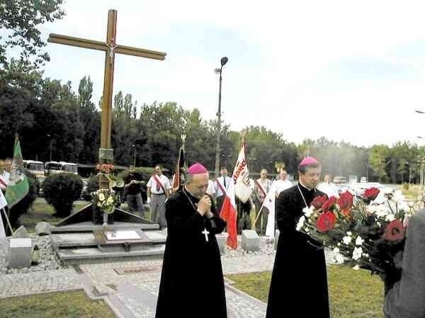 Sufragan sandomierski ks. bp Edward Frankowski i ordynariusz ks. bp Andrzej Dzięga przy krzyżu naprzeciw bramy huty.