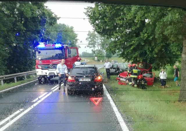 Na trasie Kostrzyn - Górzyca samochód uderzył w drzewo.