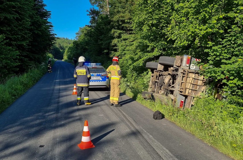 Wypadek dźwigu na drodze w Makowej w powiecie przemyskim. Pojazd przewrócił się do rowu [ZDJĘCIA]