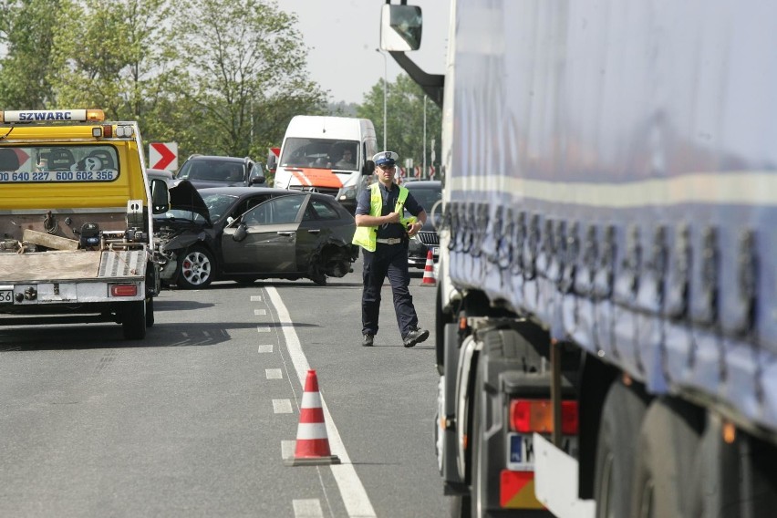 Korytarz życia to takie ustawienie samochodów stojących w...