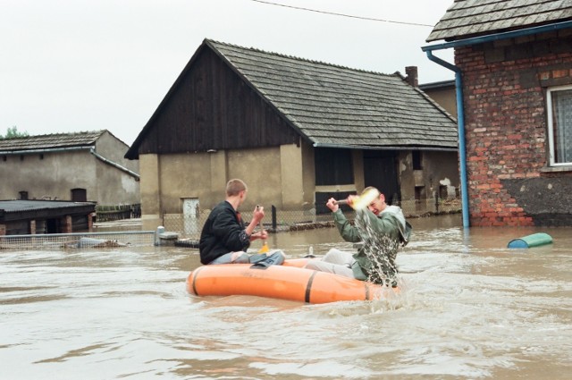 Netflix zrobił serial o powodzi stulecia: „Wielka woda”. Zdjęcia z Raciborza i okolic z 1997 roku