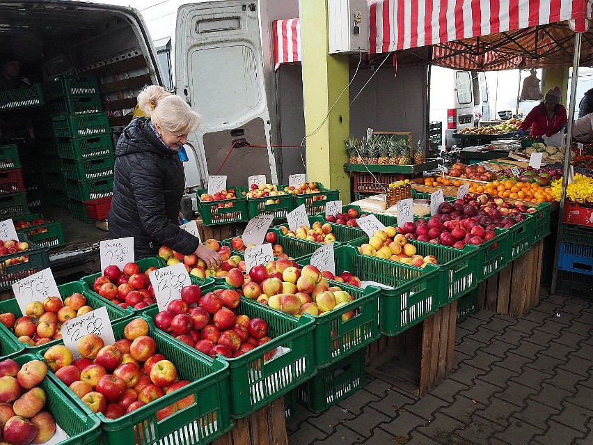 Ceny warzyw i owoców na Górniaku w Łodzi. Za ile można kupić marchew, jabłka, gruszki, paprykę i inne popularne produkty?