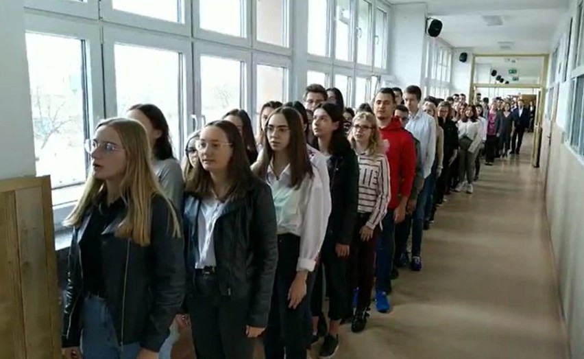 Uczniowie liceum Żeromskiego w Kielcach śpiewają Hymn Polski [ZAPIS TRANSMISJI] 