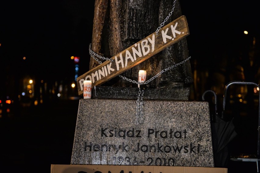 Pikieta pod pomnikiem ks. Henryka Jankowskiego. Plama na legendzie - pomnik księdza oblany czerwoną farbą 