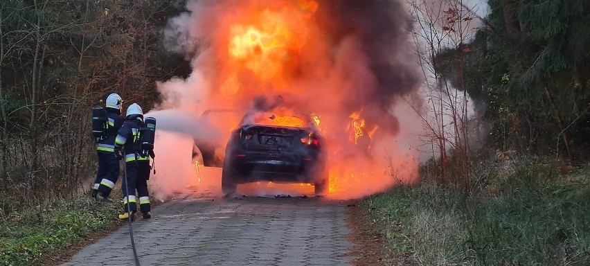 Waliły. Pożar samochodu przy drodze krajowej nr 65. Auto osobowe typu SUV płonęło jak pochodnia [ZDJĘCIA]