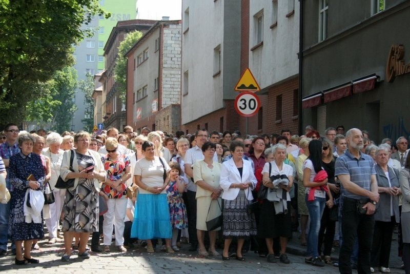 Boże Ciało 2014 w Zabrzu: procesja z kościoła św.Anny w...