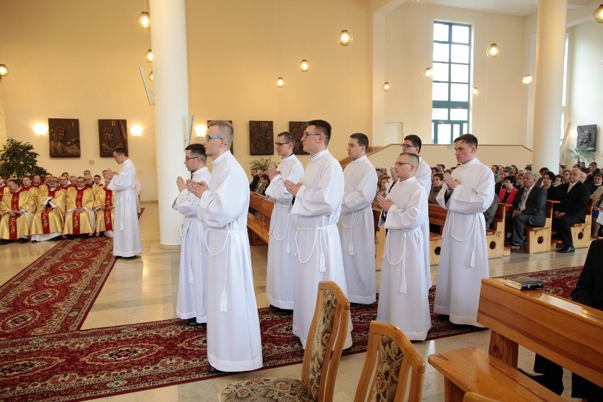 Uroczysta liturgia w kościele seminaryjnym w Opolu.