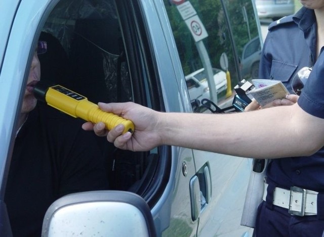 Dwukrotnie w ciągu jednego dnia policjanci zatrzymali 41-letniego mieszkańca gminy Kalinowo, który mając ponad 2 promile alkoholu w organizmie kierował autem.