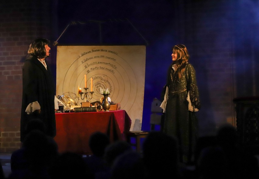 Wyjątkowy spektakl na dziedzińcu Ratusza Staromiejskiego. "Pięć dni z życia Kopernika"