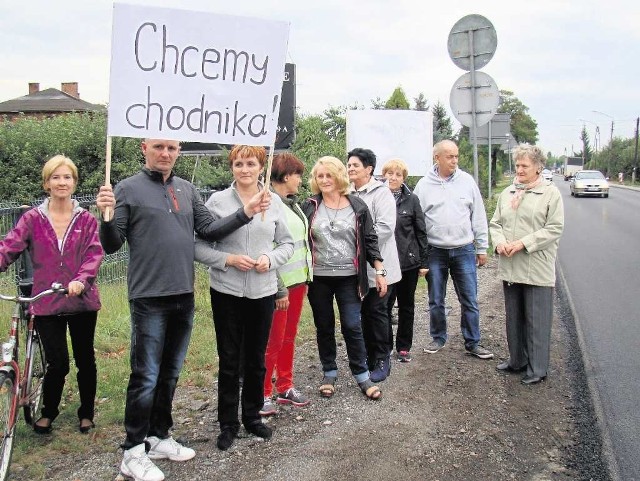 W piątek po południu mieszkańcy os. Stare Stawy chodzili przez godzinę wzdłuż ul. Jagiełły, domagając się wybudowania brakującego odcinka chodnika o długości niewiele ponad 200 m