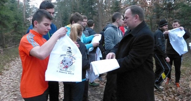 Poseł Marek Kwitek rozdał uczestnikom I Biegu Śladami &#8220;Mnicha&#8221; i &#8220;Zawieruchy&#8221; okolicznościowe koszulki.