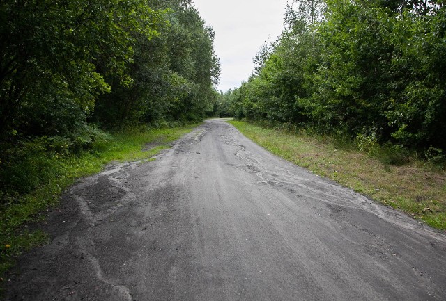 Część ulicy księdza Pajka, to niemal leśna droga. W tym roku ulica zostanie zmodernizowana.