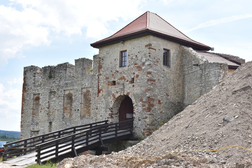 Na zamku w Rabsztynie trwają intensywne prace archeologiczne. Znaleziono m.in kamienną tralkę z XVI wieku