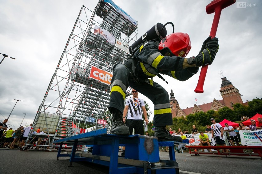 Firefighter Challenge 2018 w Szczecinie. Strażacy rywalizują ze sobą w pełnym rynsztunku bojowym [ZDJĘCIA, WIDEO]