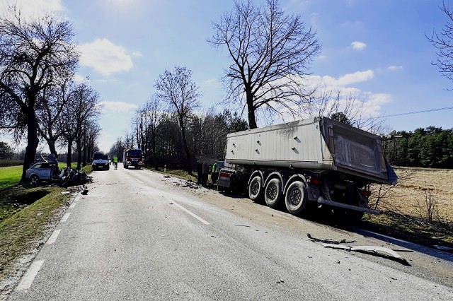 W Wólce Lipowej samochód ciężarowy zderzył się z autem osobowym. Kierowca pojazdu osobowego zginął. Inspektorzy świętokrzyskiej Inspekcji Transportu Drogowego wymontowali tachograf z rozbitej ciężarówki i przekazali go śledczym.