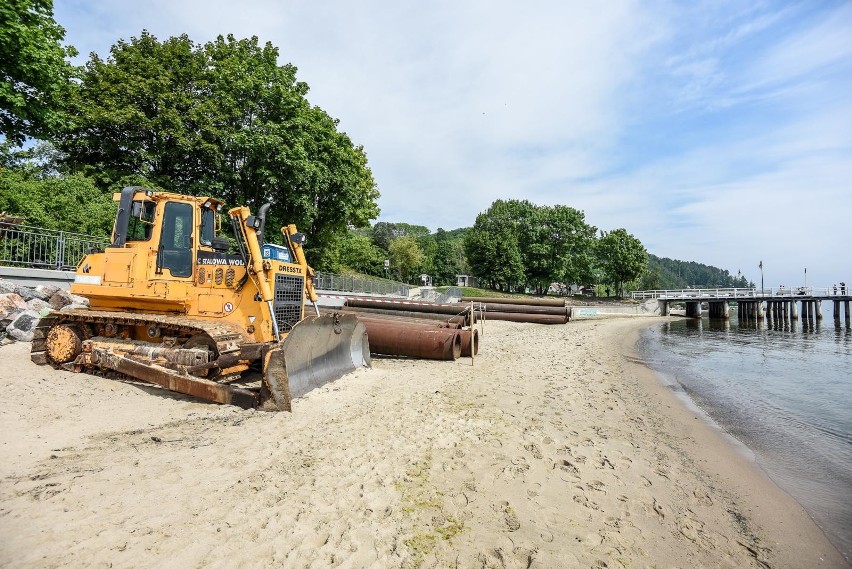 Rozpoczynają się prace odnawiające plażę w Orłowie. Sztorm zabrał sporą jej część ZDJĘCIA