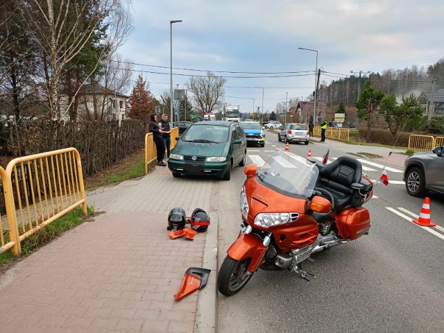 Wypadek w Kuczowie. Doszło do zderzenia osobówki z motocyklem.