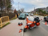 Volkswagen najechał na motocykl na drodze krajowej nr 42 w Kuczowie. Ranny motocyklista i pasażerka. Droga zablokowana