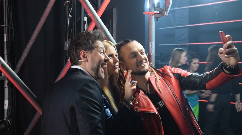 "The Voice of Poland" sezon 8. LIVE 3. Selfie, brukselka i rozerwana spódnica, czy kulisy półfinału! [WIDEO]