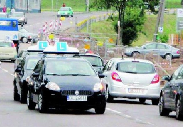 Samochody WORD-u muszą wyjechać z ośrodka i wrócić. Ale trasą &#8222;egzaminacyjną&#8221;, łącznie z przebudowywaną i wiecznie zakorkowaną ul. Zjazd, jeżdżą codziennie setki aut nauki jazdy.