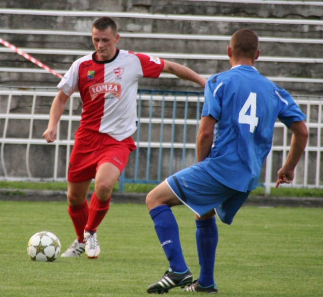 Jedynego gola w Zambrowie zdobył Marcin Truszkowski (przy piłce)
