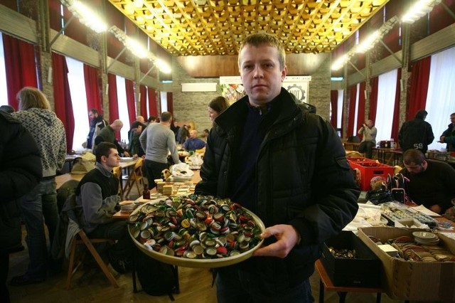 Ambicją Jerzego Główki, kolekcjonera z Radomia jest zebranie jak największej ilości kapsli, w tym wszystkich kapsli z browaru w Warce.