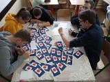 Uczniowie z Miedzierzy przygotowali kartki świąteczne dla pacjentów kieleckiego szpitala