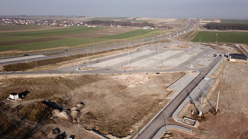 Budowa trasy ekspresowej S7 Chęciny-Jędrzejów wciąż niezakończona. Generalna Dyrekcja Dróg Krajowych i Autostrad nalicza kary umowne (WIDEO)