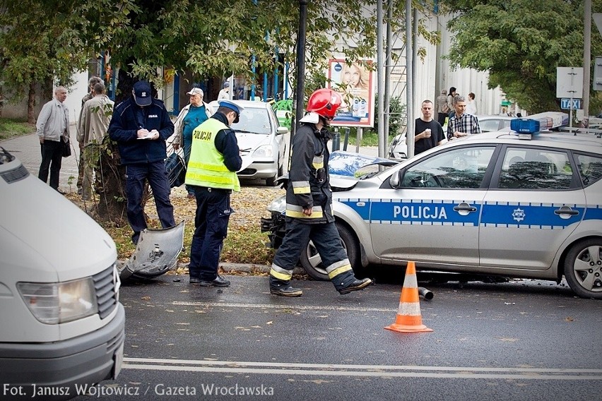 Wrocław: Wypadek radiowozu koło TGG. Policjant wymusił pierwszeństwo (FILM, ZDJĘCIA)