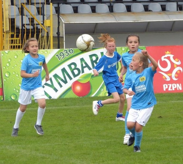 Zawodniczki Akademii Piłkarskiej Stalowa Wola (niebiesko-białe stroje) zajęły w turnieju o Puchar Tymbarku pierwsze miejsce.