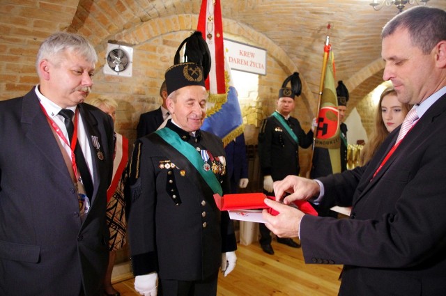 Pięćdziesiąt lat ma Klub Honorowych Dawców Krwi PCK „Barbórka” przy oddziale rejonowym Polskiego Czerwonego Krzyża w Tarnobrzegu.Honorowi dawcy odebrali podziękowania, odznaczenia, puchary i jubileuszowe statuetki.