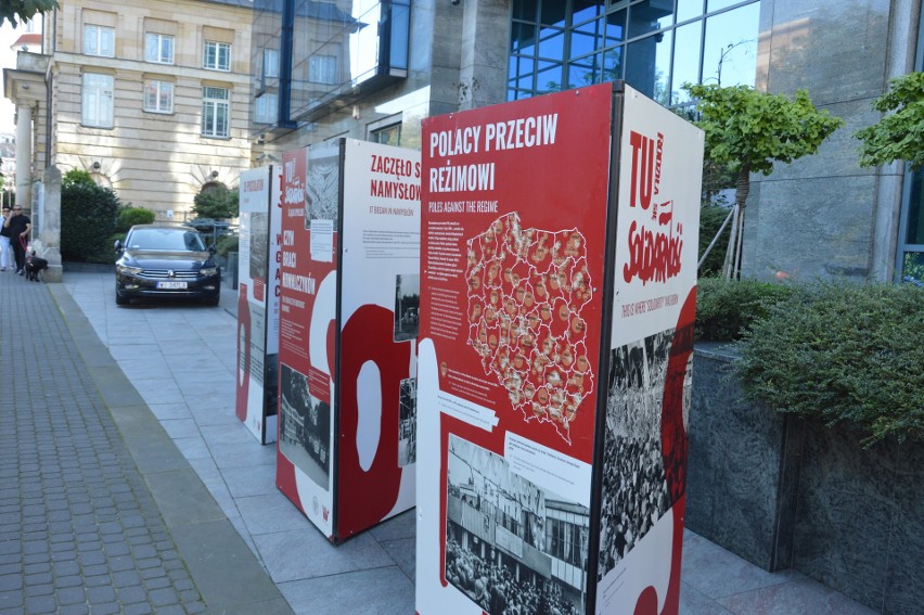 Wystawa "Tu rodziła się Solidarność" przed NBP w Opolu.