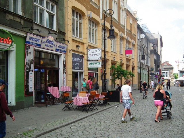 Według przechodniów i drogowców trzeba wymienić nierówną nawierzchnię na ul. Wrocławskiej, tak by w pełni można było korzystać z uroków deptaku dochodzącego do Starego Rynku