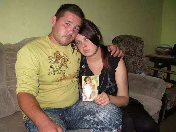 Zrozpaczeni Sabina Szmaglik i Łukasz Węgrzynowski. W dłoniach trzymają zdjęcie syna zrobione dzień przed śmiercią.