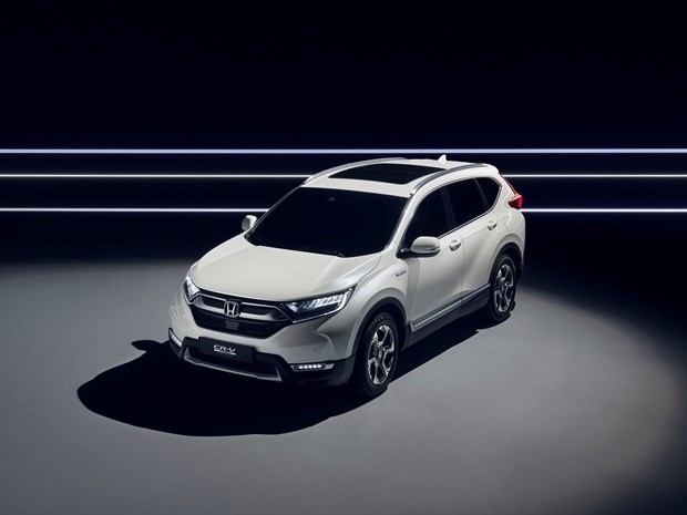 Honda CR-V HybridPrototyp modelu CR-V Hybrid zostanie zaprezentowany na targach motoryzacyjnych w Europie po raz pierwszy. Nowy CR-V jest większy, wyższy i dłuższy od poprzedniej wersji modelu, otrzymał odświeżone linie nadwozia oraz bardziej muskularną sylwetkę, dzięki m.in. większym i szerszym błotnikom.Fot. Honda