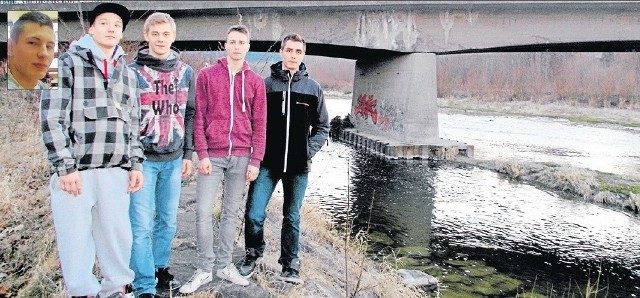 W tym miejscu chłopcy wyciągnęli mężczyznę z rzeki. Od lewej stoją: Karol Stachura, Dawid Ostrowski, Piotr Starzec i Tomasz Koziołek. Na zdjęciu w rogu – Piotr Papiernik.